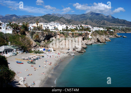 Fishermans Cove avec vue sur le long de la côte, Nerja, Costa del Sol, la province de Malaga, Andalousie, Espagne, Europe de l'Ouest. Banque D'Images