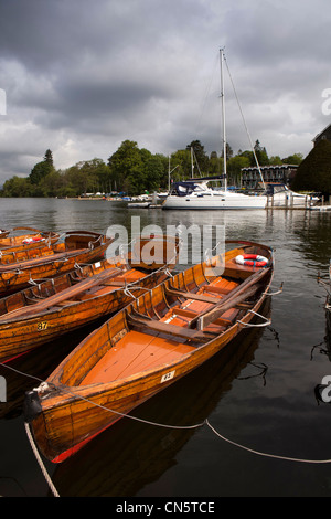 UK, Bowness on Windermere, Cumbria, barques au bord du lac Banque D'Images