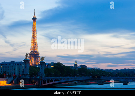 France, Paris, quais de Seine classés au Patrimoine Mondial par l'UNESCO, le Pont Alexandre III et la Tour Eiffel (© SETE Banque D'Images