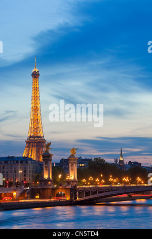 France, Paris, quais de Seine classés au Patrimoine Mondial par l'UNESCO, le Pont Alexandre III et la Tour Eiffel (© SETE Banque D'Images