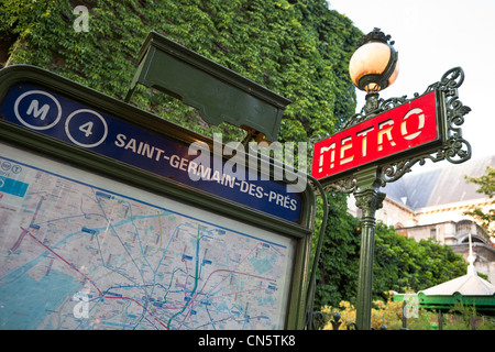 France, Paris, St Germain des Prés, de la station de métro St Germain des Prés Banque D'Images