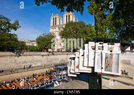 France, Paris, quais de Seine classés au Patrimoine Mondial par l'UNESCO, un bateau passe devant Notre-Dame, avec le Banque D'Images