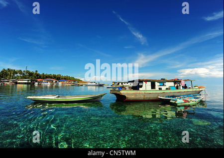 La Malaisie, Bornéo, Sabah State, Semporna, Mabul, Lau Dayak (gitans de la mer) qui vivent sur des bateaux et des maisons en bois sur pilotis Banque D'Images