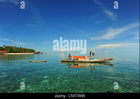 La Malaisie, Bornéo, Sabah State, Semporna, Mabul, Lau Dayak (gitans de la mer) qui vivent sur des bateaux et des maisons en bois sur pilotis Banque D'Images