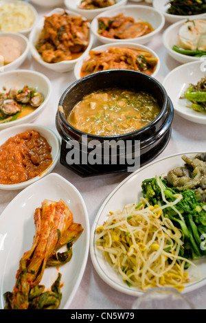 La Corée du Sud, la Province de Jeolla, Jindo, Dubu Jjigae (ragoût de tofu coréen), légumes et kimchi Banque D'Images
