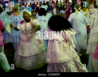 Brésil, São Paulo, São Paulo : confidentiel, les femmes danser dans la rue Banque D'Images