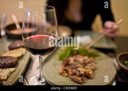 La Corée du Sud, Séoul, Apgujeong District, verre de vin à la table d'un restaurant fusion Banque D'Images