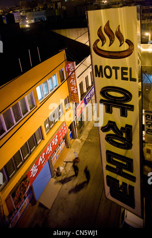 La Corée du Sud, la Province de Jeolla, Yeosu, nightview de la rue et d'un motel, signer près du port Banque D'Images