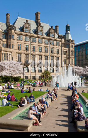 Les jardins de la paix Sheffield City Hall et goodwin fontaines des foules de gens à l'heure du déjeuner South Yorkshire england uk gb eu Europe Banque D'Images