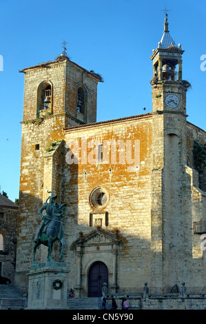 L'Espagne, l'Estrémadure, Trujillo, la Plaza Mayor, l'église San Martin en face de la statue équestre de Pizarro Banque D'Images