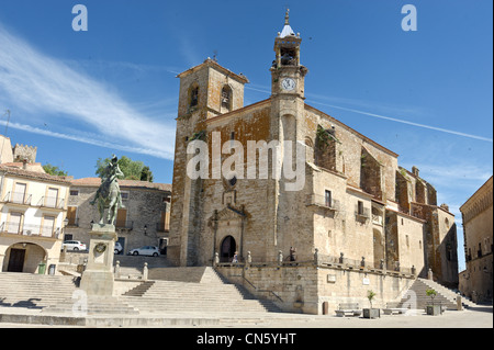 L'Espagne, l'Estrémadure, Trujillo, la Plaza Mayor, l'église de San Martin en face de la statue équestre de Pizarro Banque D'Images