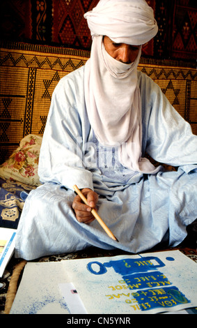 L'Algérie, Sahara, le Hoggar (Montagnes de l'Ahaggar), Tamanrasset, Touareg homme dans sa chambre de travail avec ses textes et calligraphies Banque D'Images