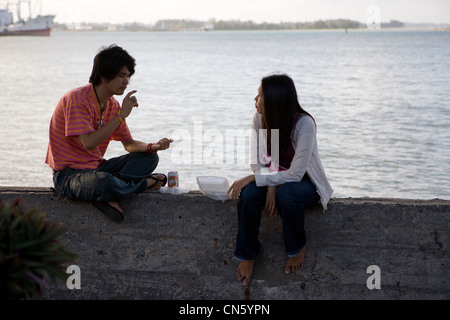 Un jeune couple sur la promenade par l'entrée de la mer Lac Songkhla Songkhla, Banque D'Images