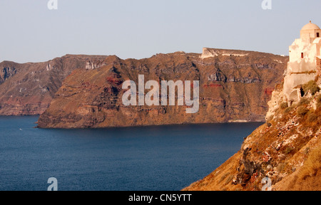 Voir l'ensemble des falaises à Oia de Thirasia, Santorin, Grèce Banque D'Images