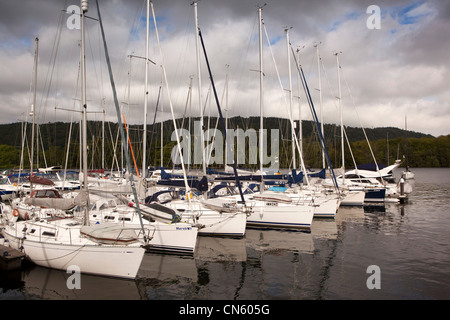 UK, Bowness on Windermere, Cumbria, Marina, yachts amarrés sur le lac Banque D'Images