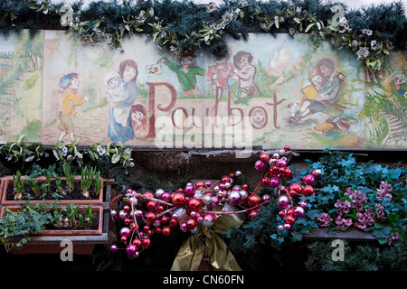 France, Paris, la Butte Montmartre, détail de la façade du restaurant situé sur rue Poulbot Poulbot Banque D'Images