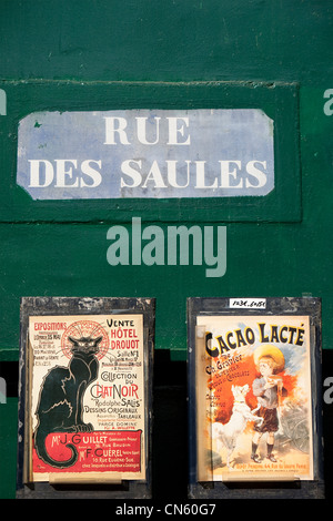 France, Paris, la Butte Montmartre, détail de vieux posters sur Saules street Banque D'Images