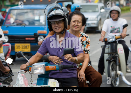Un couple sur leur moto, Songkhla, Thaïlande Banque D'Images