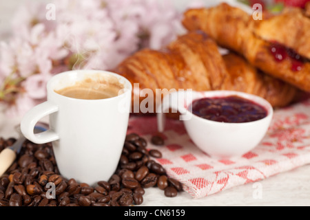 Délicieux petit déjeuner avec café chaud et un croissant Banque D'Images