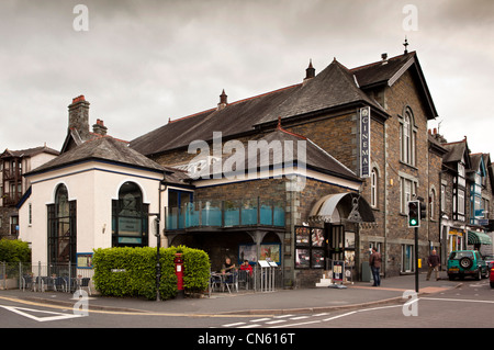 UK, Cumbria, Ambleside, Compston Road, le cinéma de Zefferelli en ardoise traditionnelle building Banque D'Images