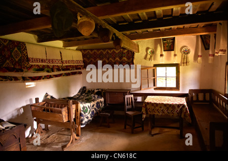 Intérieur rustique de la maison en bois 1798 de la vallée de l'Izei, près de l'Sighlet Village Museum, Maramures Banque D'Images