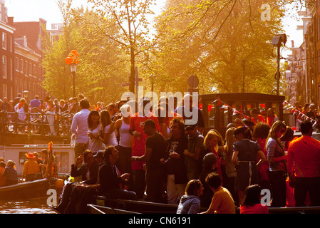 Les gens célébrant queensday à Amsterdam Banque D'Images