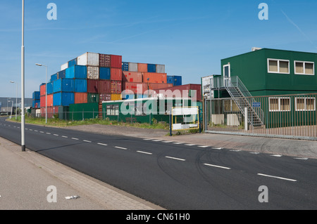 Les conteneurs empilés dans le port de Rotterdam Banque D'Images