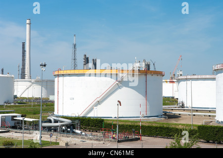 Large White pour les réservoirs d'huile et d'essence dans le port de Rotterdam Banque D'Images