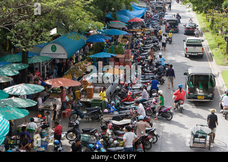 Scène de rue à l'extérieur de l'une des entrées au Marché Central, Songkhla, Thaïlande Banque D'Images