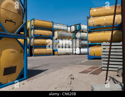 Le stockage en piles conteneurs de transport de liquides en vrac Banque D'Images