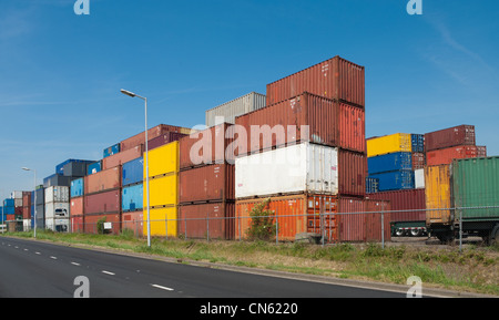 Les conteneurs empilés dans le port de Rotterdam Banque D'Images