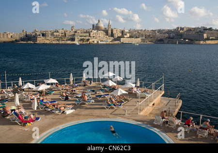 Malte, Sliema, vue du bord de mer sur La Valette ville classée au Patrimoine Mondial par l'UNESCO Wold Banque D'Images