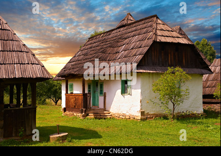 19e siècle en pierre traditionnelle et de la chaume maison de ferme. Casa Maghira, Baia Mare, Tissa Vallée, Maramures, Banque D'Images
