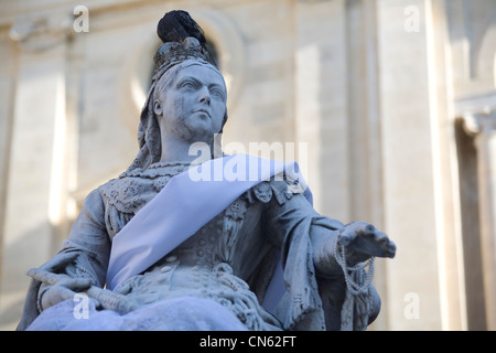 Malte, La Valette, classée au Patrimoine Mondial par l'UNESCO, Wold la reine Victoria statue dans la vieille ville Banque D'Images