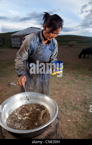 Femme de Mongolie , Mongolie cuisine cuisiner à l'extérieur Banque D'Images