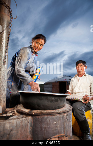 Femme de Mongolie , Mongolie cuisine cuisiner à l'extérieur Banque D'Images