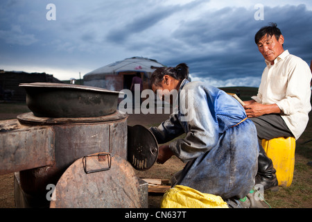 Femme de Mongolie , Mongolie cuisine cuisiner à l'extérieur Banque D'Images