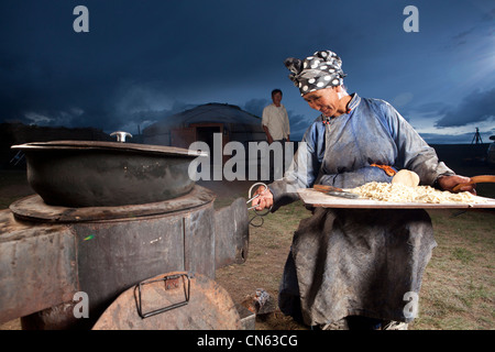 Femme de Mongolie , Mongolie cuisine cuisiner à l'extérieur Banque D'Images