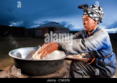 Femme de Mongolie , Mongolie cuisine cuisiner à l'extérieur Banque D'Images