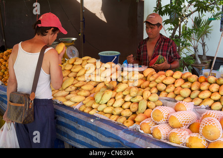 Un étal de fruits la vente de mangues dans un marché, Phuket, Thailand Banque D'Images