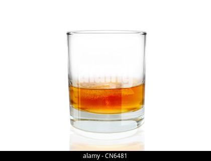 Verre de whisky avec de la glace sur fond blanc Banque D'Images