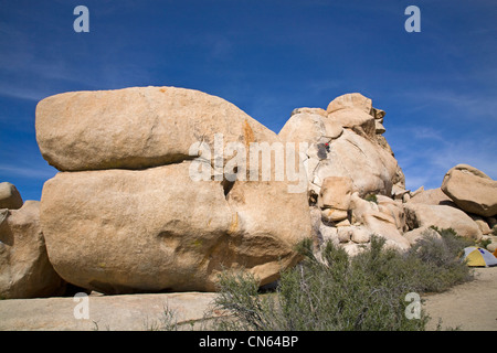 Grimpeurs près de l'intersection dans Joshua Tree National Park, Californie Banque D'Images