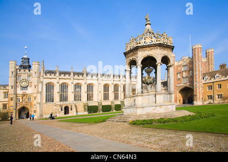 La grande cour, chapelle, Fontaine et Gatehouse Trinity College de l'Université de Cambridge en Angleterre Banque D'Images