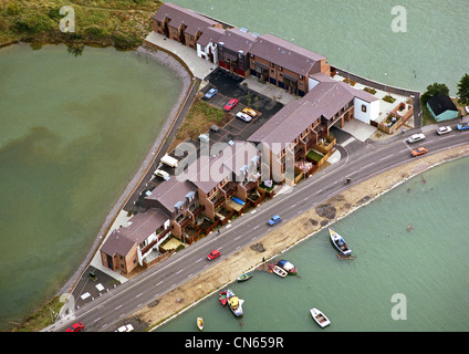 Vue aérienne historique d'un aménagement de logements Lovell près de Hayling Island, Hampshire, prise en septembre 1984 Banque D'Images