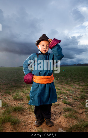 L'enfant de Mongolie sur la steppe , khuduu, Aral khentii province, Mongolie Banque D'Images