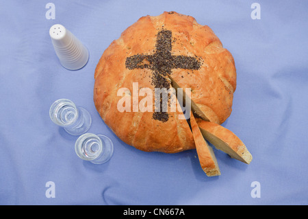 Un traditionnel pain de pain, de sel et de vodka (appelé le pain et le sel bénédiction), à un mariage polonais. Banque D'Images