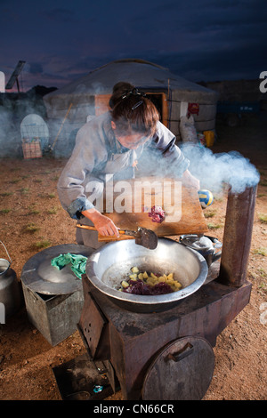 Femme de Mongolie , Mongolie cuisine cuisiner à l'extérieur Banque D'Images