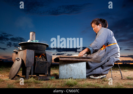 Femme de Mongolie , Mongolie cuisine cuisiner à l'extérieur Banque D'Images