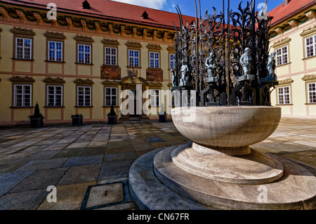 Vue sur monument situé sur le patio principal et sur la cour intérieure à l'entrée de la nouvelle Mairie à Brno, en République tchèque. Banque D'Images