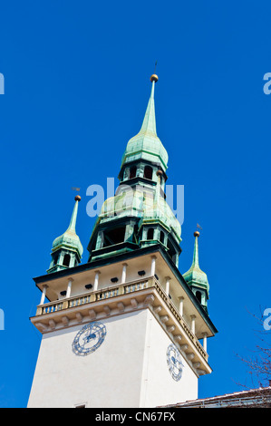 Close Up de Dome et de l'horloge de la tour de l'Ancien hôtel de ville de Brno. Il s'agit d'un bâtiment historique et une destination très populaire. Banque D'Images